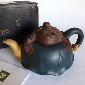 VINTAGE NEW TRADITIONAL CHINESE YIXING ZISHA TOAD FROG HANDMADE CLAY TEAPOT